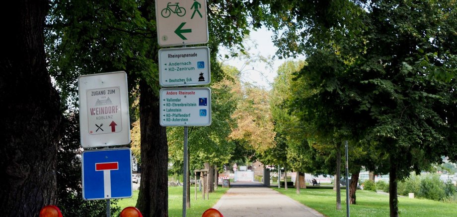 Beginn der Umleitung Rheinpromenade Pfaffendorfer Brücke Beginn der Umleitung Rheinpromenade Pfaffendorfer Brücke