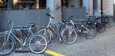 5 neue Fahrradbügel wurden in 2023 auf dem Münzplatz installiert. 5 neue Fahrradbügel wurden in 2023 auf dem Münzplatz installiert.