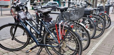 Neue Bügel zum Abstellen von sechs Fahrrädern wurden 2025 vor Blumen Hellwig in der Oberen Löhr installiert.