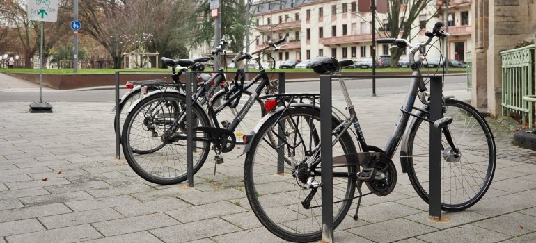 Das Foto zeigt drei von acht in 2025 aufgestellten Fahrradbügeln in der Stresemannstraße.