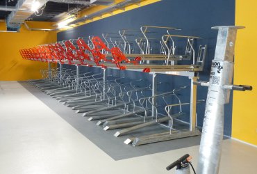 Fahrradparkhaus am Hauptbahnhof Doppelstockparker und Reparatursäule vor Eröffnung
