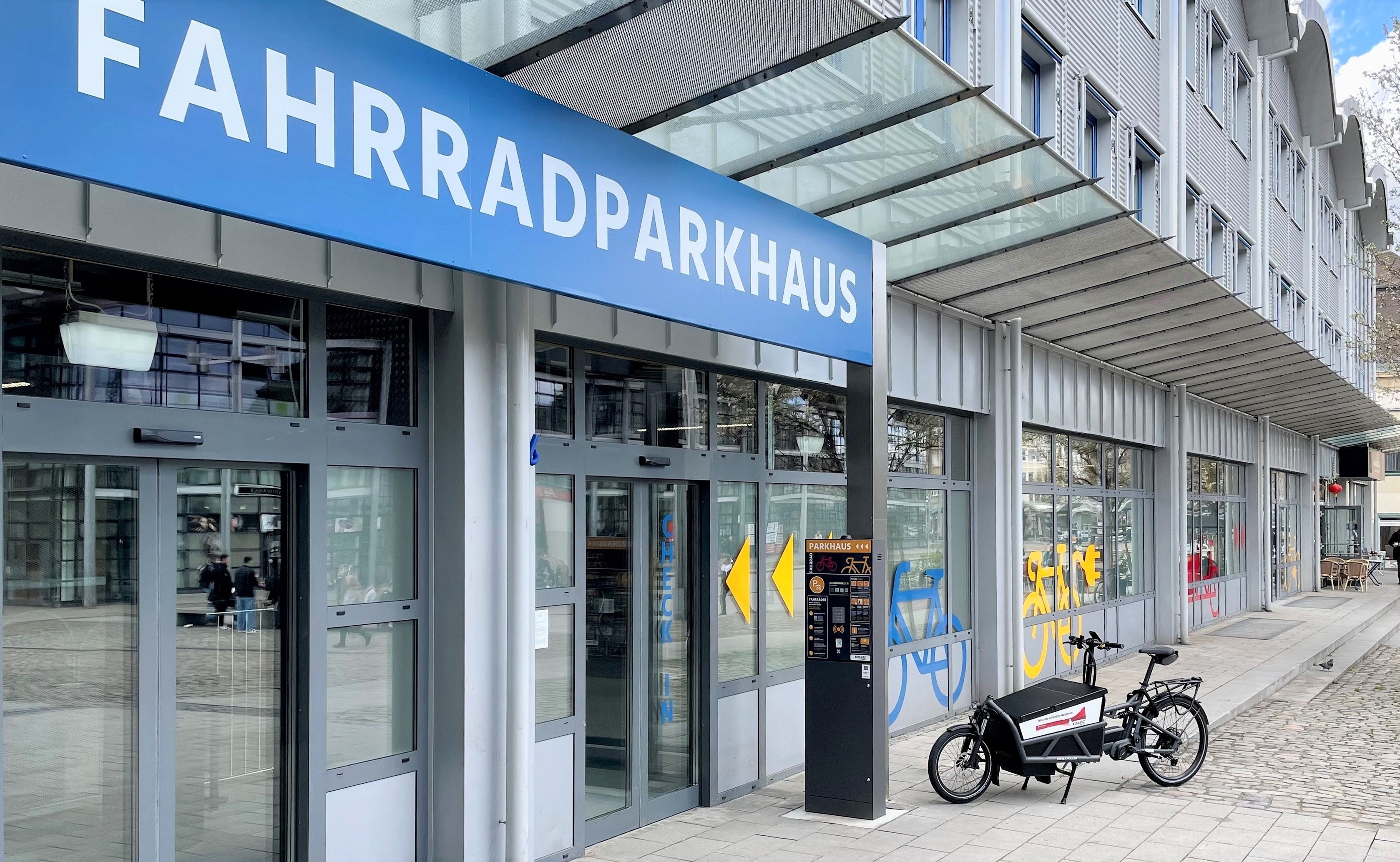 Im Fahrradparkhaus am Koblenzer Hbf können unterschiedliche Fahrradtypen sicher und witterungsgeschützt abgestellt werden.
