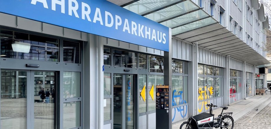 Im Fahrradparkhaus am Koblenzer Hbf können unterschiedliche Fahrradtypen sicher und witterungsgeschützt abgestellt werden.