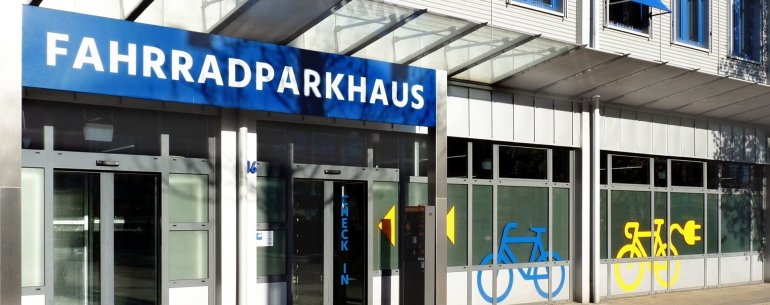 Eingangsbereich des Fahrradparkhauses am Koblenzer Hauptbahnhof Eingangsbereich des Fahrradparkhauses am Koblenzer Hauptbahnhof