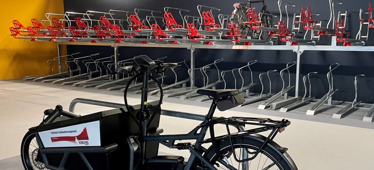 Fahrradparkhaus am Hauptbahnhof Innenansicht mit Lastenrad u. Doppelstockparkern vor Eröffnung