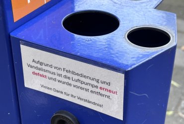 Die Fahrradluftpumpe an der Servicestation in der Schloßstraße wurde erneut durch Fehlbedienung und Vandalismus beschädigt und ist nun zum wiederholten Mal nicht mehr funktionsfähig. Aus diesem Grund wurde sie vorerst entfernt.