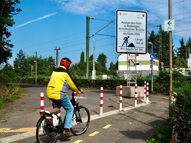 Der Ausbau des Geh- und Radweges an der Horcheimer Eisenbahnbrücke steht kurz bevor. Der Ausbau des Geh- und Radweges an der Horcheimer Eisenbahnbrücke steht kurz bevor.