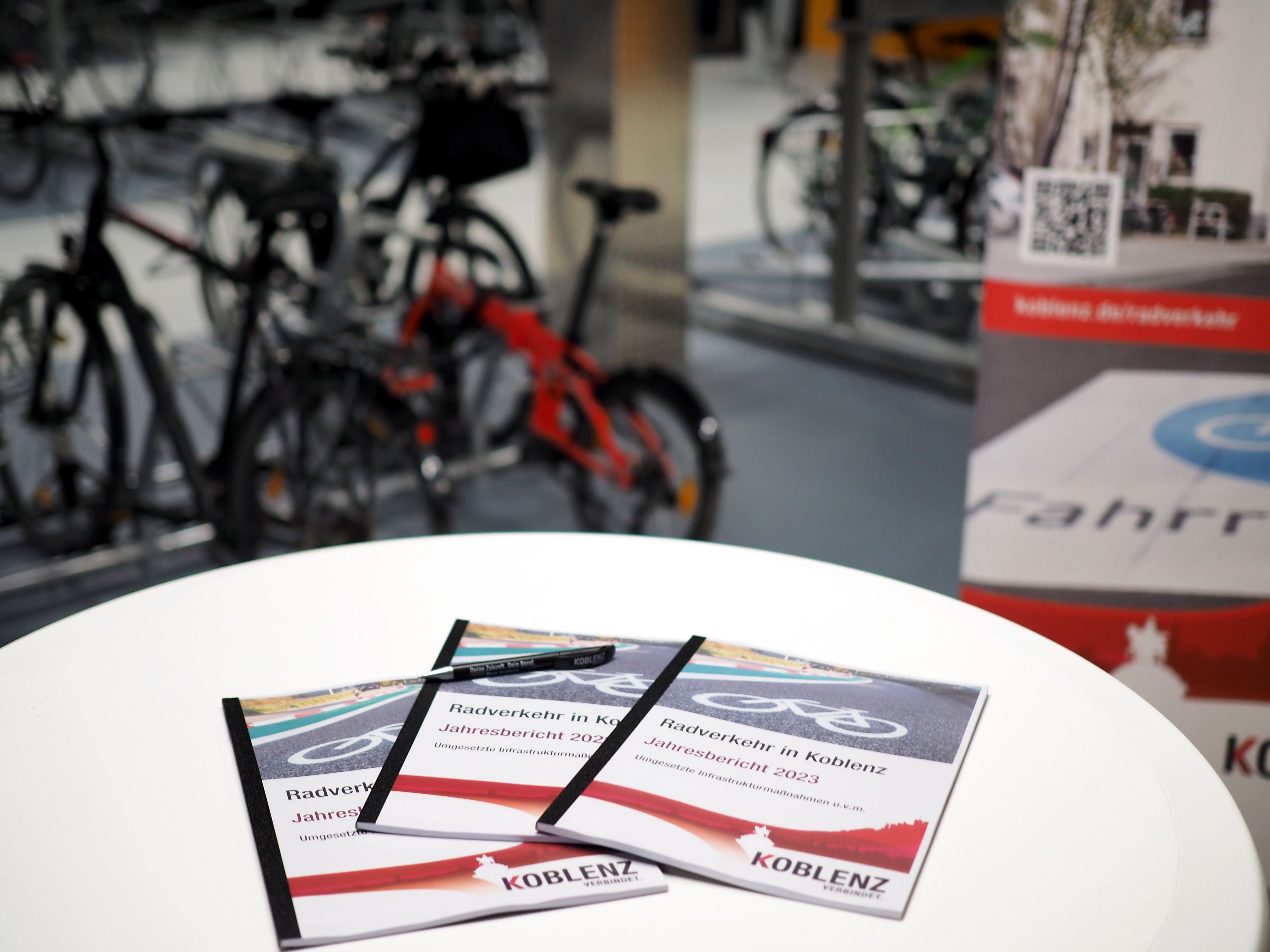 Der Jahresbericht Radverkehr beschreibt ausführlich und anschaulich, welche Maßnahmen in 2023 umgesetzt wurden und gibt einen kurzen Ausblick auf die geplanten Radverkehrsprojekte in 2024.