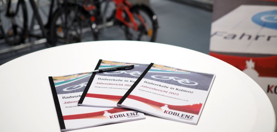 Der Jahresbericht Radverkehr beschreibt ausführlich und anschaulich, welche Maßnahmen in 2023 umgesetzt wurden und gibt einen kurzen Ausblick auf die geplanten Radverkehrsprojekte in 2024. Der Jahresbericht Radverkehr beschreibt ausführlich und anschaulich, welche Maßnahmen in 2023 umgesetzt wurden und gibt einen kurzen Ausblick auf die geplanten Radverkehrsprojekte in 2024.