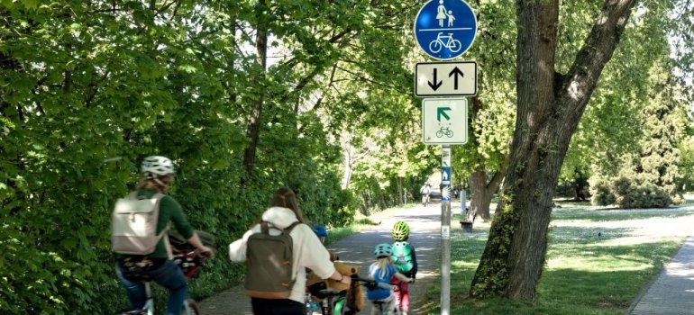 Im Abschnitt zwischen Kurt-Schumacher-Brücke und Peter-Klöckner-Straße verläuft der Weg in weiterer Entfernung zur B 49 (Schlachthofstraße) und ist durchgängig für beide Richtungen als gemeinsamer Geh- und Radweg beschildert.