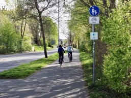 Stadtauswärts ist der Uferweg als Gehweg / Radfahrer frei beschildert. Die Beschilderung besagt, dass Radfahrende den Gehweg unter besonderer Rücksichtnahme zu Fuß Gehender benutzen dürfen.