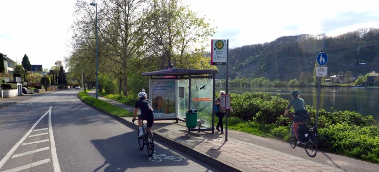 Stadtauswärts haben Radfahrende die Wahl, ob sie zügig auf der Straße oder in Schrittgeschwindigkeit auf dem Uferweg fahren. (Fotomontage zur Verdeutlichung der Möglichkeiten)