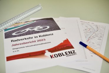 Der Jahresbericht Radverkehr beschreibt ausführlich und anschaulich, welche Maßnahmen in 2023 umgesetzt wurden und gibt einen kurzen Ausblick auf die geplanten Radverkehrsprojekte in 2024.