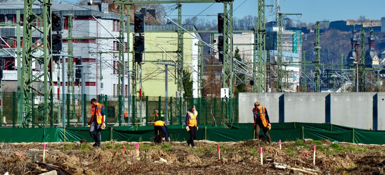 Mitarbeiter*innen des Ingenieurbüros Sweco GmbH beim Aufspüren von Mauereidechsen im zukünftigen Baufeld Mitarbeiter*innen des Ingenieurbüros Sweco GmbH beim Aufspüren von Mauereidechsen im zukünftigen Baufeld