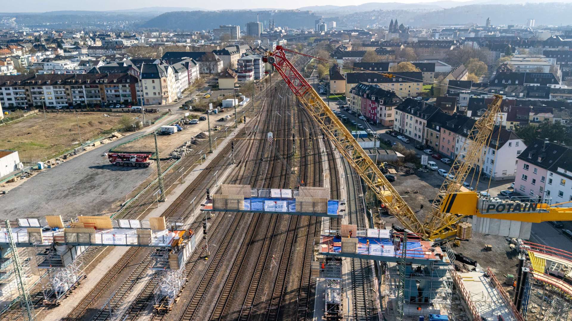 Insgesamt wurden 200 Tonnen Stahl mit einem Spezialkran eingehoben