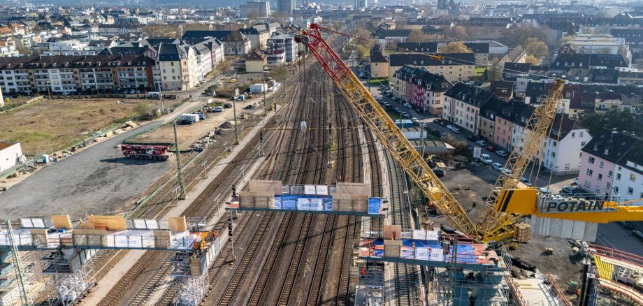 Insgesamt wurden 200 Tonnen Stahl mit einem Spezialkran eingehoben