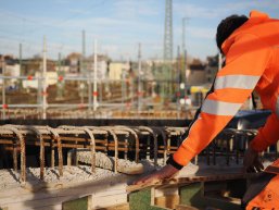 Detailarbeit auf der barrierefreien geplanten Rampe.