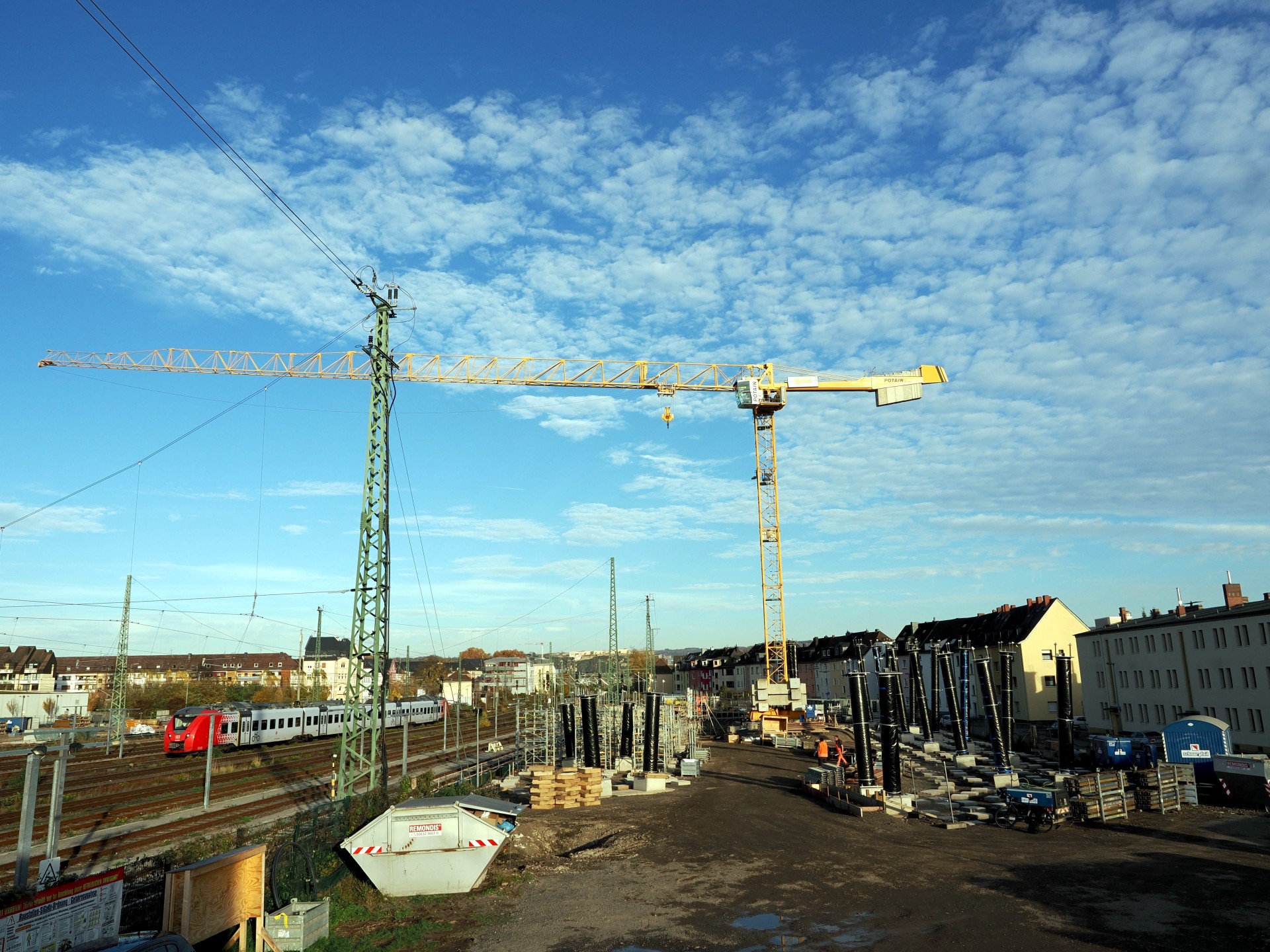 Ausblick auf das Baufeld der neuen Rad- und Fußbrücke auf der Seite in der Goldgrube.