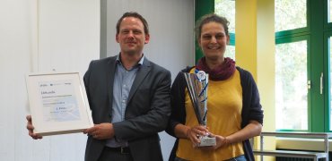 Schulleiter Bastian Staudt und Teamcapatin Anna Grüterich präsentieren stolz Urkunde und Pokal Schulleiter Bastian Staudt und Teamcapatin Anna Grüterich präsentieren stolz Urkunde und Pokal