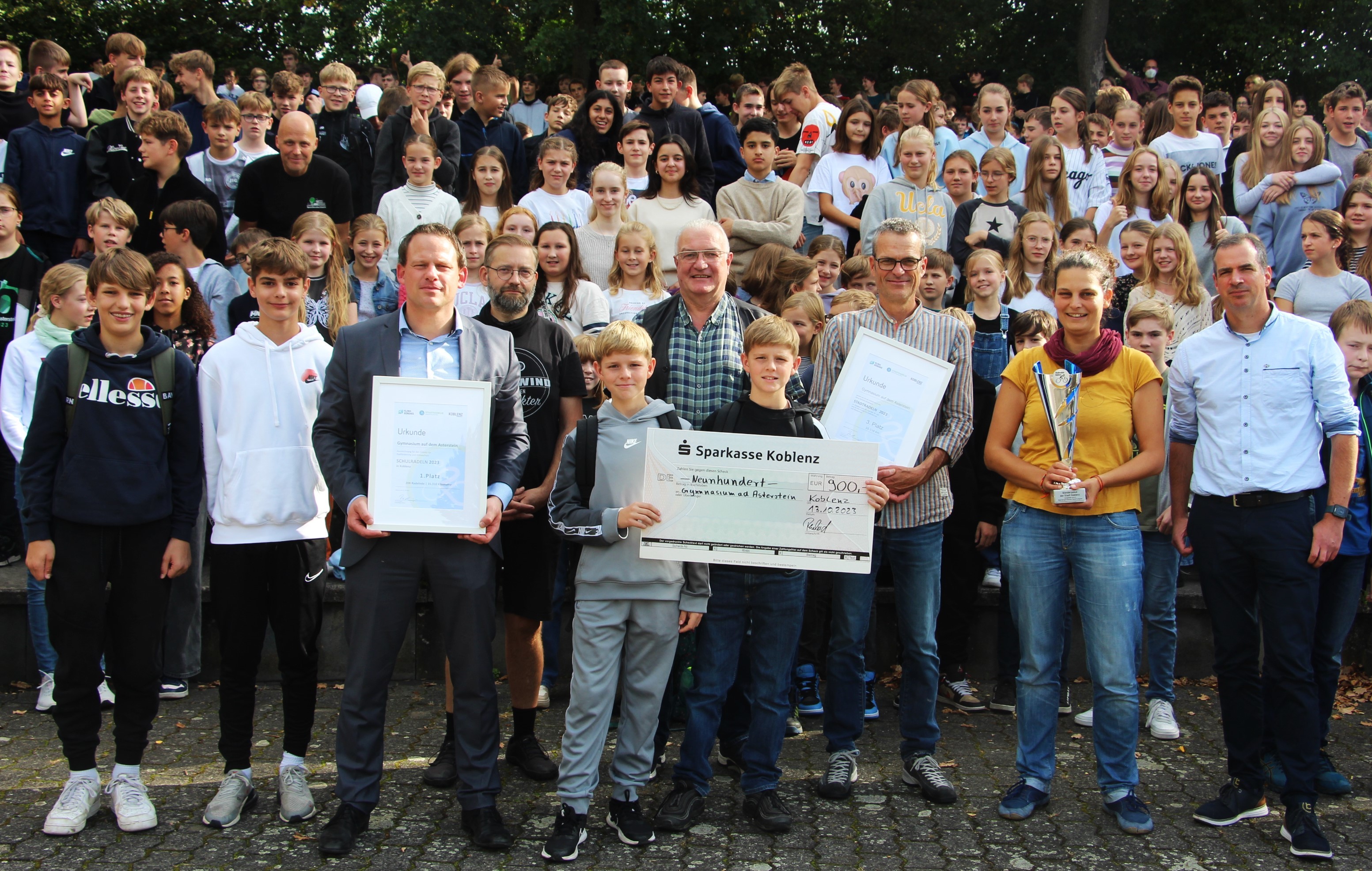 Gruppenfoto mit Präsentation der Preise