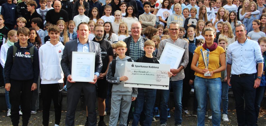 Gruppenfoto mit Präsentation der Preise Gruppenfoto mit Präsentation der Preise