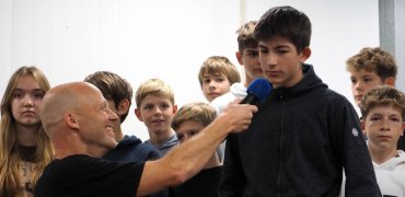 Teamsprecher Niko Straßburg im Interview mit dem aktivstem Radler des Teams Asterstein Kjell Schmidt Teamsprecher Niko Straßburg im Interview mit dem aktivstem Radler des Teams Asterstein Kjell Schmidt