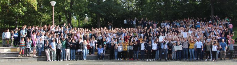 Schulgemeinschaft des Gymnasiums auf dem Asterstein mit Gästen nach der Schulradeln-Siegerehrung Schulgemeinschaft des Gymnasiums auf dem Asterstein mit Gästen nach der Schulradeln-Siegerehrung
