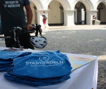 Gedeckter Tisch bei der offiziellen Aufaktveranstaltung Stadtradeln 2023 am Rathaus