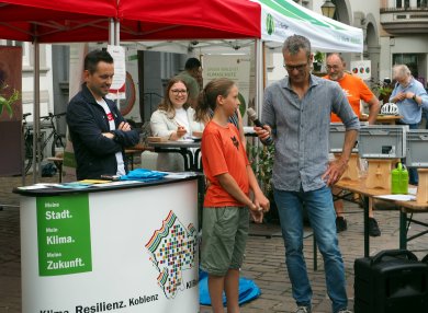 Ralph Emmerich und Mika beim kurzen Interview vor der Preisverlosung Ralph Emmerich und Mika beim kurzen Interview vor der Preisverlosung