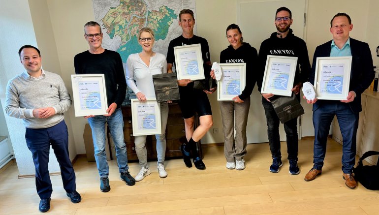 Baudezernent Dr. Andreas Lukas (1. v. l.) gratuliert den Gewinnerinnen und Gewinnern des diesjährigen STADTRADELN-Wettbewerbs zu ihren herausragenden Leistungen: Canyon Bicycles (3. Platz), vertreten durch Mira Pink (3. v. r.), die Stadtverwaltung Koblenz (2. Platz), vertreten durch Ralph Emmerich (2. v. l.), und das Gymnasium auf dem Asterstein (1. Platz), vertreten durch Schulleiter Bastian Staudt (ganz rechts im Bild) belegten die ersten drei Plätze in der Team-Gesamtwertung. Bei den Einzelwertungen schafften es Lucien Karbach (2.v.r.) vom Team Gemeinschaftsklinikum Mittelrhein als Drittbester, Nadine Süß vom Team SIG Koblenz (3.v.l.) als Zweitbeste und mit knapp über 3.000 km Marcellus Karbach (Bildmitte) von Canyon Bicycles als Erster aufs Treppchen. Baudezernent Dr. Andreas Lukas (1. v. l.) gratuliert den Gewinnerinnen und Gewinnern des diesjährigen STADTRADELN-Wettbewerbs zu ihren herausragenden Leistungen: Canyon Bicycles (3. Platz), vertreten durch Mira Pink (3. v. r.), die Stadtverwaltung Koblenz (2. Platz), vertreten durch Ralph Emmerich (2. v. l.), und das Gymnasium auf dem Asterstein (1. Platz), vertreten durch Schulleiter Bastian Staudt (ganz rechts im Bild) belegten die ersten drei Plätze in der Team-Gesamtwertung. Bei den Einzelwertungen schafften es Lucien Karbach (2.v.r.) vom Team Gemeinschaftsklinikum Mittelrhein als Drittbester, Nadine Süß vom Team SIG Koblenz (3.v.l.) als Zweitbeste und mit knapp über 3.000 km Marcellus Karbach (Bildmitte) von Canyon Bicycles als Erster aufs Treppchen.