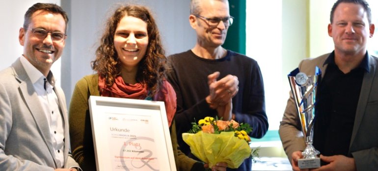 Ehrung des SCHULRADELN-Siegers 2025: v. l. n. r. David Langner (Oberbürgermeister der Stadt Koblenz), Anna Grüterich (Team-Captain Asterstein), Ralph Emmerich (Team Radverkehr der Stadt Koblenz) und Bastian Staudt (Schulleiter des Gymnasiums auf dem Asterstein).