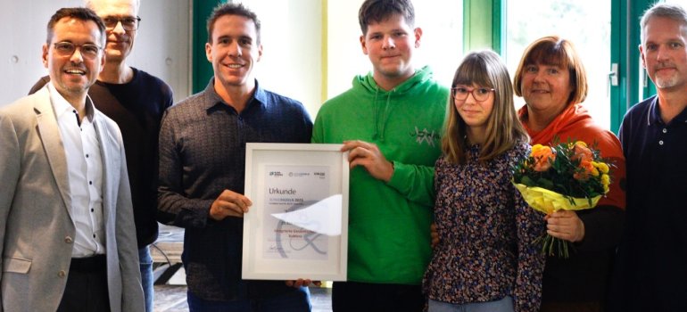 Ehrung für den 2. Platz beim SCHULRADELN 2025: v. l. n. r. David Langner, Oberbürgermeister der Stadt Koblenz, Ralph Emmerich vom Team Radverkehr der Stadt Koblenz und Thomas Nürnberg, Team-Captain der IGS Koblenz, mit Vertreter*innen des Teams.