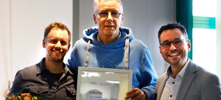 Ehrung für den 3. Platz beim SCHULRADELN 2025: v. l. n. r. Michael Kroll und Peter Löhnert, Lehrer am Eichendorff-Gymnasium und Team-Captain, mit dem Oberbürgermeister der Stadt Koblenz, David Langner.