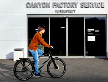 Der glückliche Gewinner des Canyon-Bikes Edvinas Rommel bei der Jungfernfahrt auf dem Factory-Gelände des renommierten Koblenzer Fahrradherstellers.