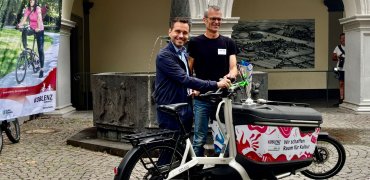 Oberbürgermeister David Langner und Ralph Emmerich vom Radverkehrsteam der Stadt Koblenz eröffnen das STADTRADELN 2025 mit einem symbolischen Startklingeln. Oberbürgermeister David Langner und Ralph Emmerich vom Radverkehrsteam der Stadt Koblenz eröffnen das STADTRADELN 2025 mit einem symbolischen Startklingeln.