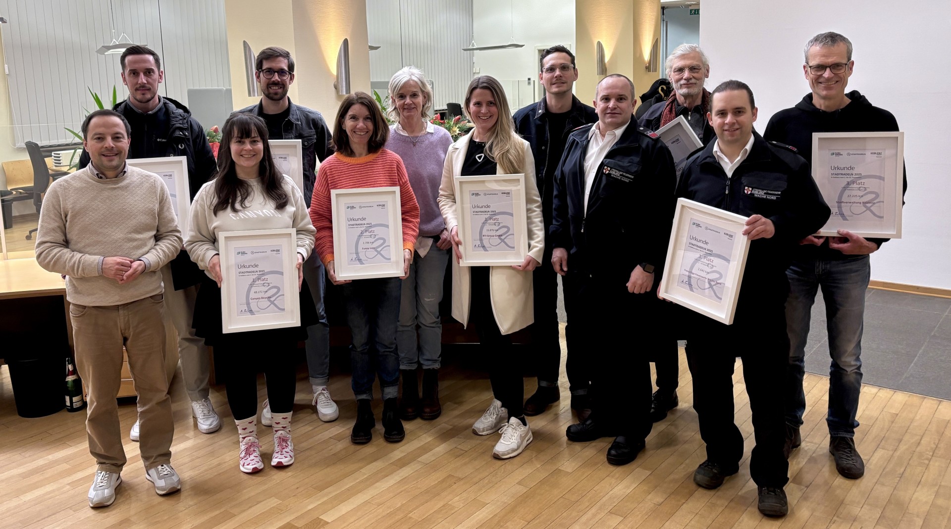 Baudezernent Prof. Dr. Andreas Lukas (1. v. l.) bedankt sich bei den Team-Captains des diesjährigen STADTRADELN-Wettbewerbs für ihr Engagement: (v. l. n. r.) Max Jansen von Fahrrad XXL, Nadine Fischbach von Canyon Bicycles, Andreas Stein vom Gymnasium auf dem Asterstein, Sabine Tönnes und Verena Weber vom Team Funny Legs, Natascha Krauss und Kristof Knau von der RTI Group GmbH, Michael Höfer und Andreas Vargas von der Freiwilligen Feuerwehr Wache Nord, Andreas Kurz von der Hochschule Koblenz sowie Ralph Emmerich, Team-Captain der Stadtverwaltung Koblenz. Baudezernent Prof. Dr. Andreas Lukas (1. v. l.) bedankt sich bei den Team-Captains des diesjährigen STADTRADELN-Wettbewerbs für ihr Engagement: (v. l. n. r.) Max Jansen von Fahrrad XXL, Nadine Fischbach von Canyon Bicycles, Andreas Stein vom Gymnasium auf dem Asterstein, Sabine Tönnes und Verena Weber vom Team Funny Legs, Natascha Krauss und Kristof Knau von der RTI Group GmbH, Michael Höfer und Andreas Vargas von der Freiwilligen Feuerwehr Wache Nord, Andreas Kurz von der Hochschule Koblenz sowie Ralph Emmerich, Team-Captain der Stadtverwaltung Koblenz.