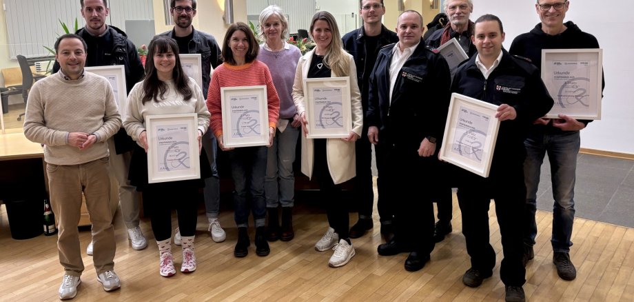 Baudezernent Prof. Dr. Andreas Lukas (1. v. l.) bedankt sich bei den Team-Captains des diesjährigen STADTRADELN-Wettbewerbs für ihr Engagement: (v. l. n. r.) Max Jansen von Fahrrad XXL, Nadine Fischbach von Canyon Bicycles, Andreas Stein vom Gymnasium auf dem Asterstein, Sabine Tönnes und Verena Weber vom Team Funny Legs, Natascha Krauss und Kristof Knau von der RTI Group GmbH, Michael Höfer und Andreas Vargas von der Freiwilligen Feuerwehr Wache Nord, Andreas Kurz von der Hochschule Koblenz sowie Ralph Emmerich, Team-Captain der Stadtverwaltung Koblenz. Baudezernent Prof. Dr. Andreas Lukas (1. v. l.) bedankt sich bei den Team-Captains des diesjährigen STADTRADELN-Wettbewerbs für ihr Engagement: (v. l. n. r.) Max Jansen von Fahrrad XXL, Nadine Fischbach von Canyon Bicycles, Andreas Stein vom Gymnasium auf dem Asterstein, Sabine Tönnes und Verena Weber vom Team Funny Legs, Natascha Krauss und Kristof Knau von der RTI Group GmbH, Michael Höfer und Andreas Vargas von der Freiwilligen Feuerwehr Wache Nord, Andreas Kurz von der Hochschule Koblenz sowie Ralph Emmerich, Team-Captain der Stadtverwaltung Koblenz.