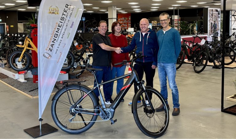 Bei der Übergabe des von Fahrrad Zangmeister gestifteten Pedelecs sind auf dem Foto von links nach rechts zu sehen: Torsten und Ina Große, die Geschäftsführer von Fahrrad Zangmeister, der glückliche Gewinner Volker Bohlen und Ralph Emmerich vom Team Radverkehr der Stadt Koblenz.