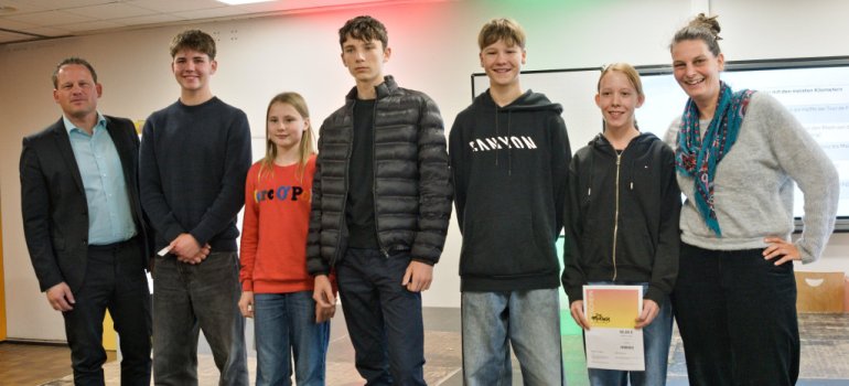 Schulleiter Bastian Staudt (links) und Team-Captain Anna Grüterich (rechts) bei der Ehrung der fleißigsten Einzelfahrer*innen des Gymnasiums auf dem Asterstein (von links) Eric Pohl, Aeon Putzke, Dragos Obreja, Henri Stötzer und Melina Nick. Schulleiter Bastian Staudt (links) und Team-Captain Anna Grüterich (rechts) bei der Ehrung der fleißigsten Einzelfahrer*innen des Gymnasiums auf dem Asterstein (von links) Eric Pohl, Aeon Putzke, Dragos Obreja, Henri Stötzer und Melina Nick.
