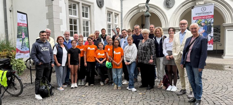 Oberbürgermeister David Langner, Bürgermeisterin Dr. Dagmar Kranz und Ralph Emmerich vom Team Radverkehr der Stadtverwaltung Koblenz haben gemeinsam mit zahlreichen Gästen den Startschuss für die diesjährige STADTRADELN-Kampagne und das Schulradeln in Koblenz gegeben. Die Auftaktveranstaltung fand am 24. August 2026 am Schängelbrunnen statt.