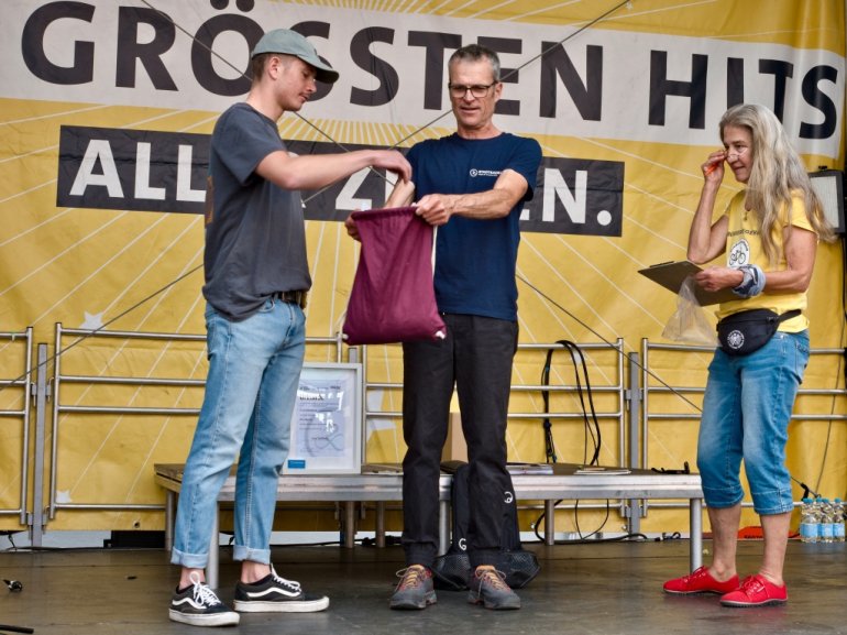 v.l.n.r. Tom Steffens, Ralph Emmerich und Waltraud Daum bei der Ziehung der glücklichen Gewinner*innern der STADTRADELN-Preisverlosung. v.l.n.r. Tom Steffens, Ralph Emmerich und Waltraud Daum bei der Ziehung der glücklichen Gewinner*innern der STADTRADELN-Preisverlosung.
