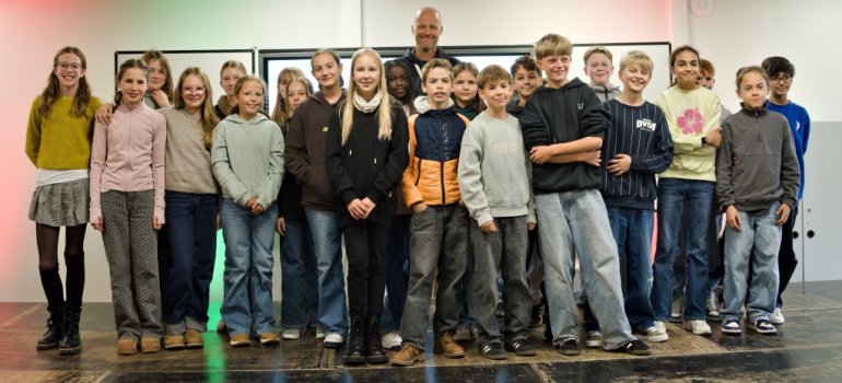 Das Unterteam "6 Bananas" von Captain Niko Straßburg (Mitte hinten) hat mit 7.067 km die meisten Kilometer zum tollen Gesamtergebnis der Schulgemeinschaft des Gymnasiums auf dem Asterstein beigesteuert. Das Unterteam "6 Bananas" von Captain Niko Straßburg (Mitte hinten) hat mit 7.067 km die meisten Kilometer zum tollen Gesamtergebnis der Schulgemeinschaft des Gymnasiums auf dem Asterstein beigesteuert.