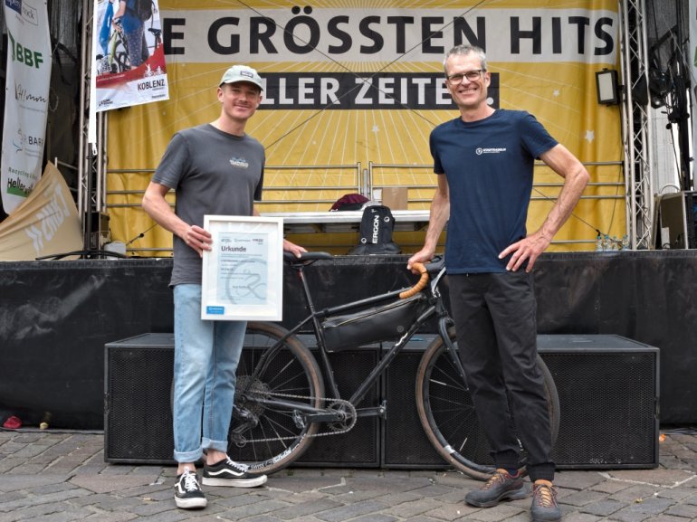 Rad-Globetrotter und Glücksbringer Tom Steffens (links im Bild) zog die Lose bei der Abschlussveranstaltung. Er schaffte mit 2.328 km beim STADTRADELN die meisten Kilometer und wurde für diese Leistung von Ralph Emmerich im Auftrag von Oberbürgermeister David Langner bei der Abschlussveranstaltung der Kampagne mit einer Urkunde ausgezeichnet. Rad-Globetrotter und Glücksbringer Tom Steffens (links im Bild) zog die Lose bei der Abschlussveranstaltung. Er schaffte mit 2.328 km beim STADTRADELN die meisten Kilometer und wurde für diese Leistung von Ralph Emmerich im Auftrag von Oberbürgermeister David Langner bei der Abschlussveranstaltung der Kampagne mit einer Urkunde ausgezeichnet.