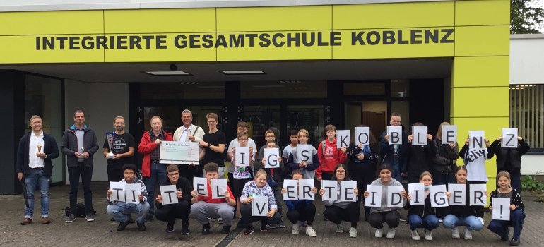 Pokalübergabe IGS Koblenz Siegerin Schulradeln 2022