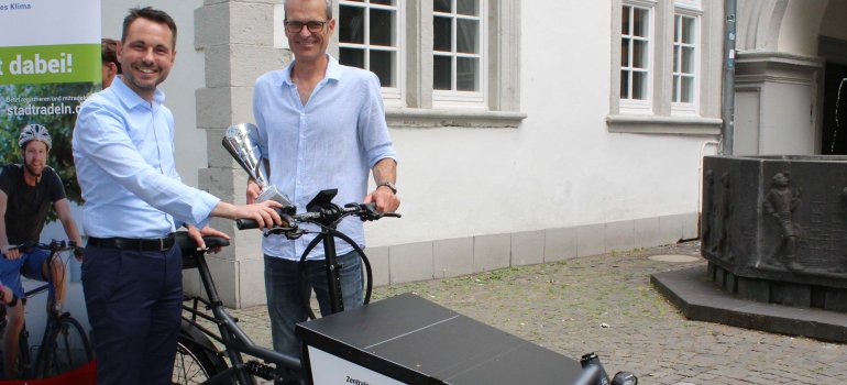 Oberbürgermeister David Langner und Ralph Emmerich vom städtischen Radverkehrsteam bei der symbolischen Eröffnung des diesjährigen Stadtradelns.