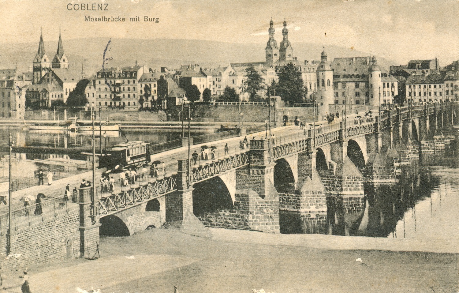 Balduinbrücke mit den Fußgängerstegen von 1883 und der Straßenbahn um 1910