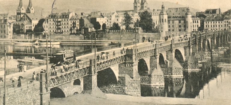 Balduinbrücke mit den Fußgängerstegen von 1883 und der Straßenbahn um 1910