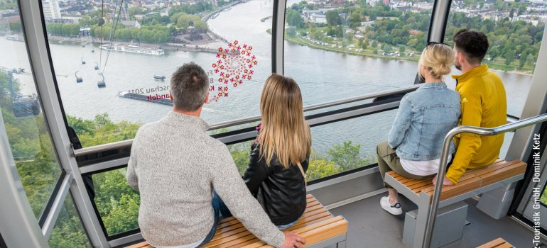 Seilbahn Koblenz - zwei Paare sitzen in einer der Seilbahngondeln